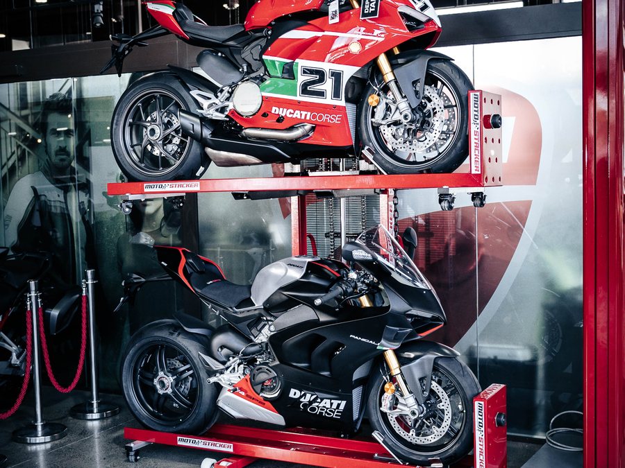Moto Stacker Complete Kit Standard mit zwei Ducati Panigale